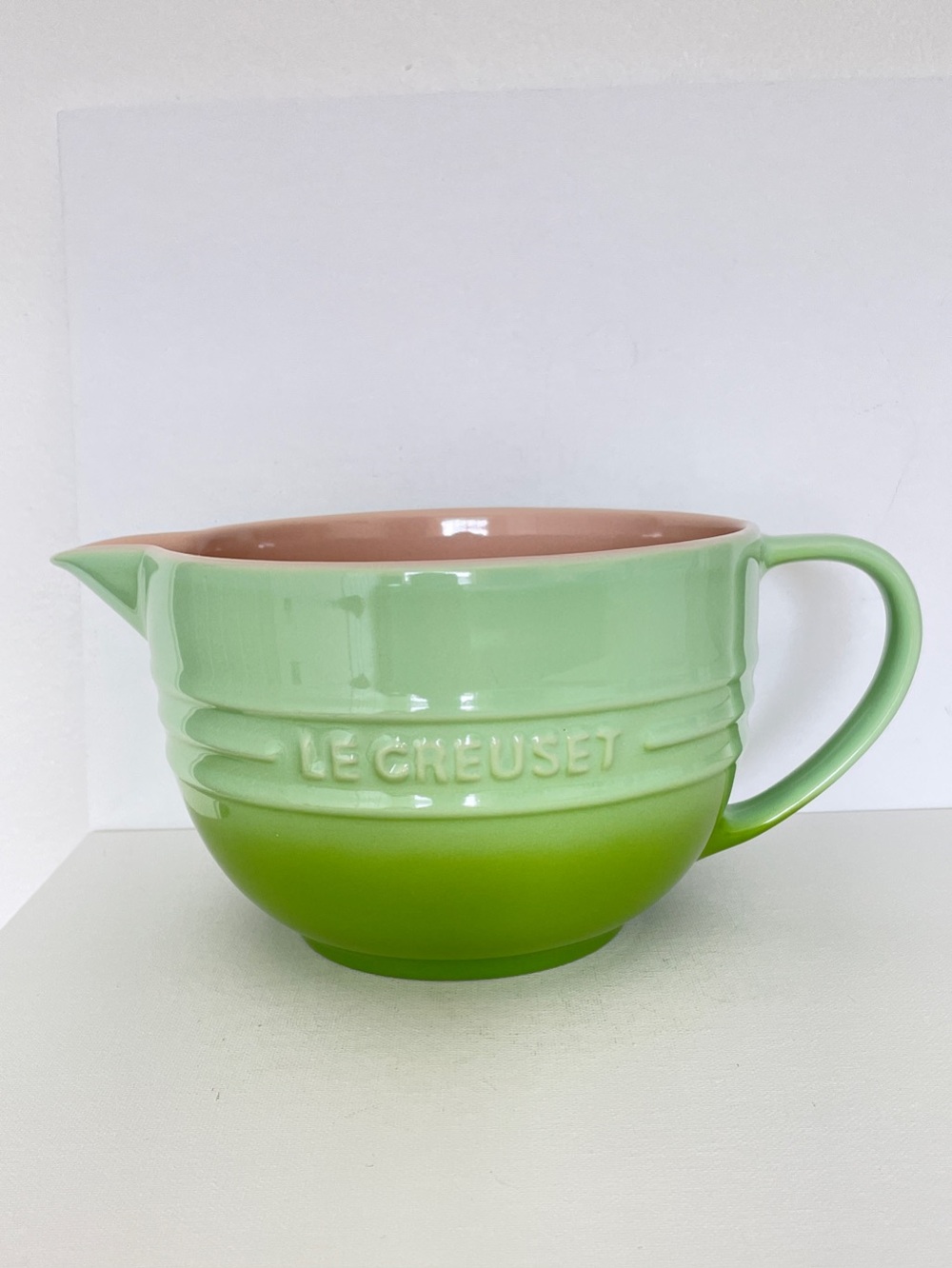Le Creuset Kiwi Ombré 2 Qt Stoneware Batter Bowl w/ Spout Discontinued